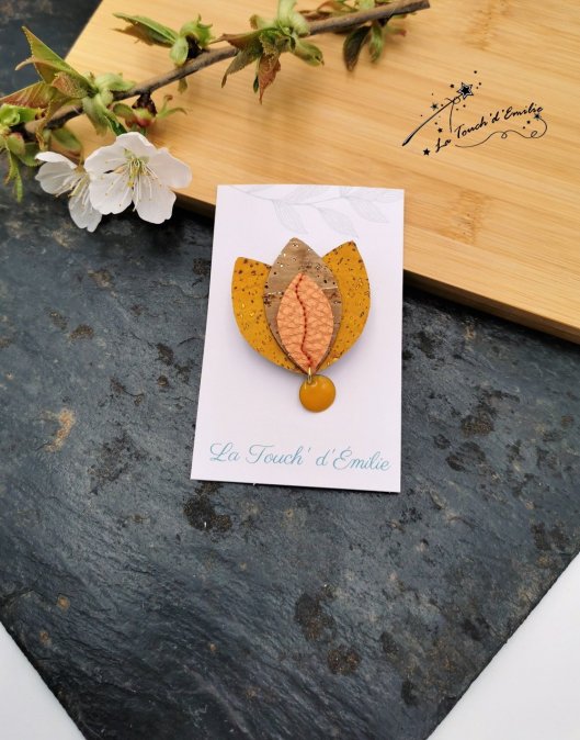 Broche Lotus Jaune cuivré